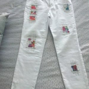 Azi funky white jeans with detail to wear with many colours. Brand new.